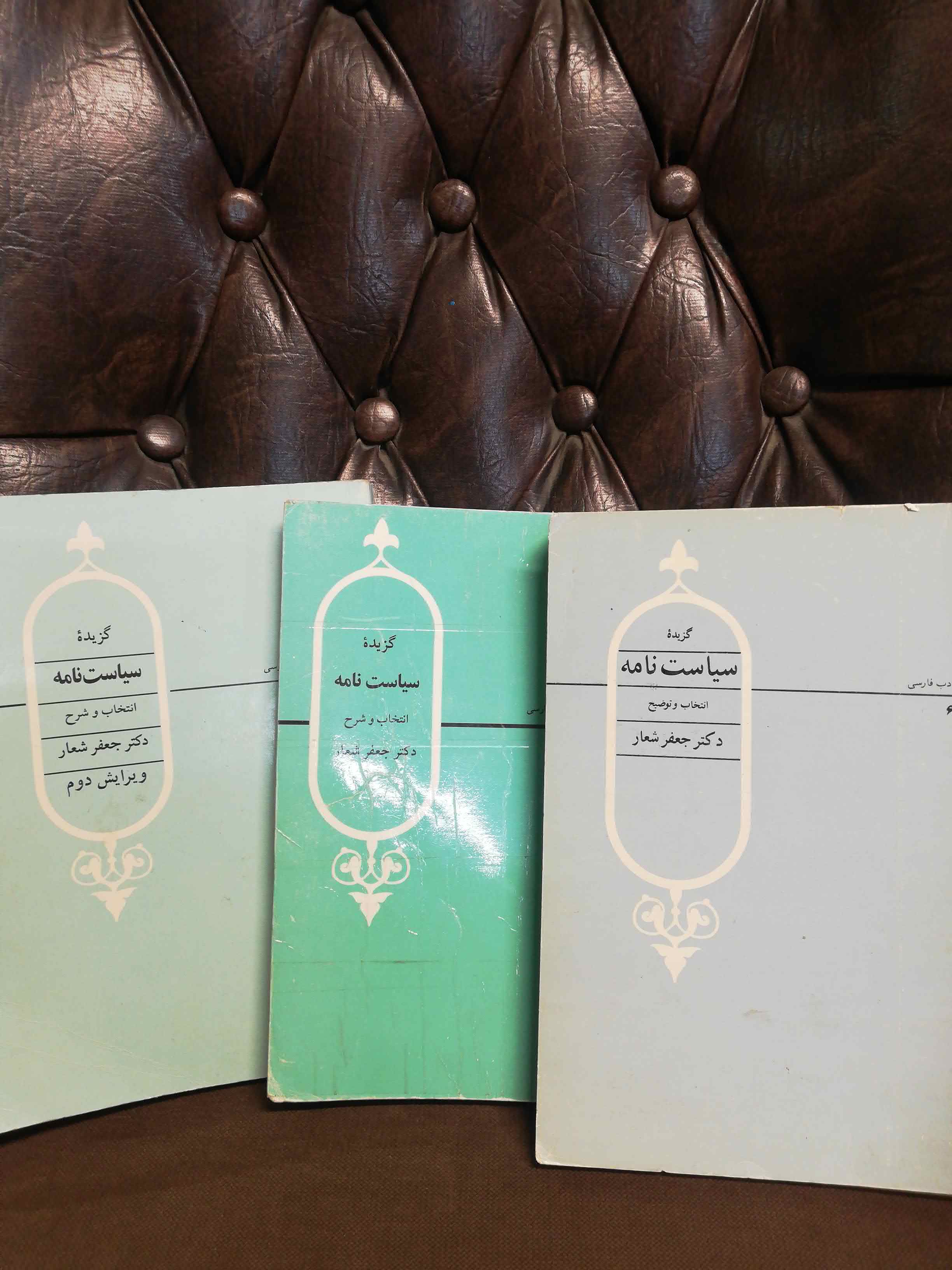 کمی با مداد نوشته شده.
