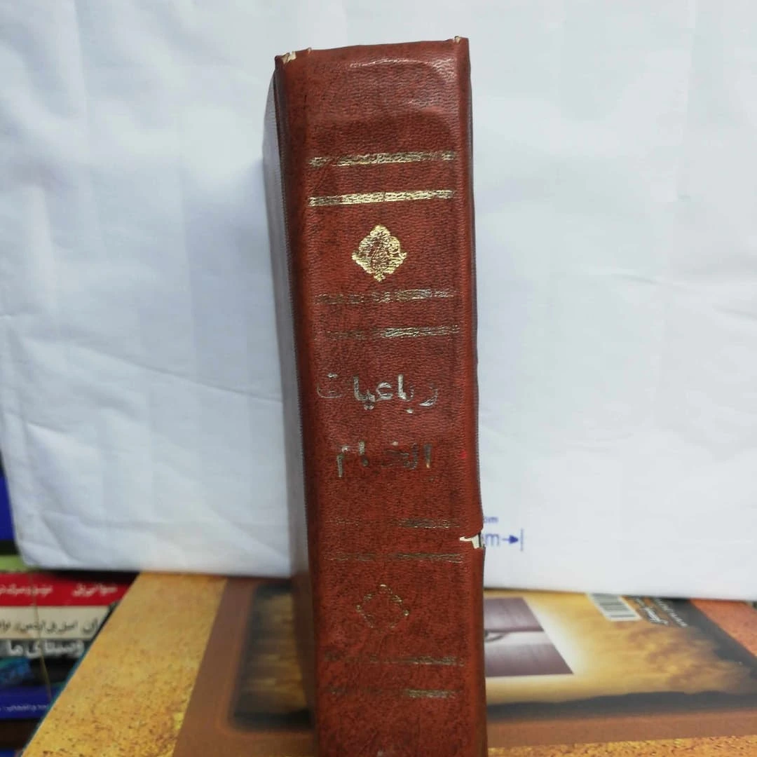 کتاب نم کشیده در عکس پیداست.فوق نایابه